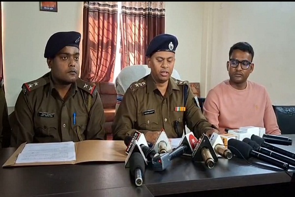 Dhanbad : गैंगस्टर प्रिंस खान के चार गुर्गे पुलिस के हत्थे चढ़े, असलहा बरामद