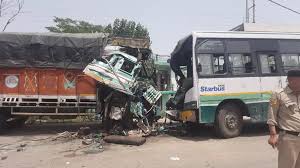 Chandil: कांदरबेड़ा में बस और ट्रक की जोरदार टक्कर, कई घायल