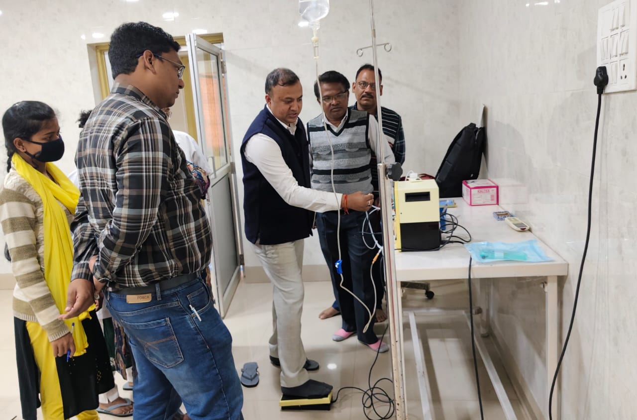 Chaibasa: सदर अस्पताल में फेको मशीन का इंस्टालेशन किया गया