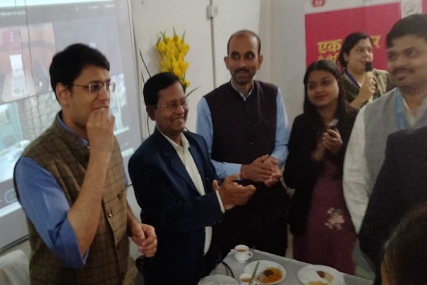 Jamshedpur : 15 दिवसीय फाइलेरिया उन्मूलन अभियान की शुरूआत, डीसी-एडीएम ने बच्चों के सामने दवा खाकर बीमारी के प्रति किया सचेत