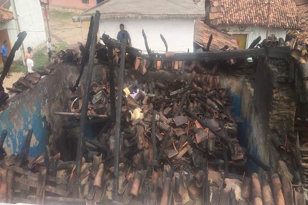 Gamharia : घर में आग लगने से बाल-बाल बचा परिवार, सामग्री जलकर हुई राख