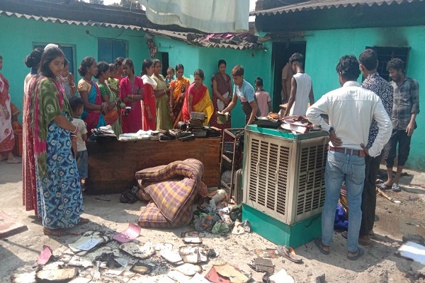 Gamharia : शंकरपुर में घर में आग लगने से लाखों की सामग्री स्वाहा