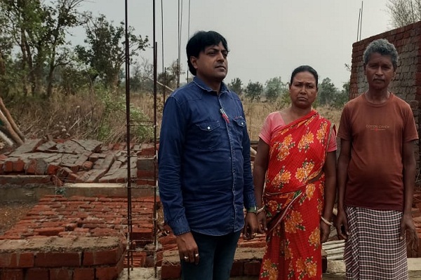 Gamharia : बड़ा कांकड़ा में आंधी-पानी से निर्माणाधीन अबुआ आवास क्षतिग्रस्त