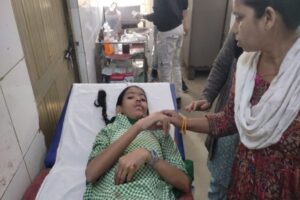 Road Accident : बाइक सवार ने चार स्कूली छात्राओं को मारी टक्कर, चारों की हालत गंभीर