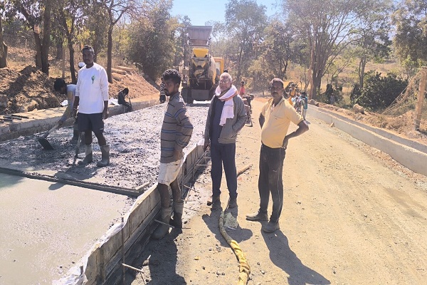 Gua : पांच बार शिलान्यास के बाद अंततः नुईयां से रेलवे ब्रिज तक की सड़क का निर्माण कार्य हुआ शुरु