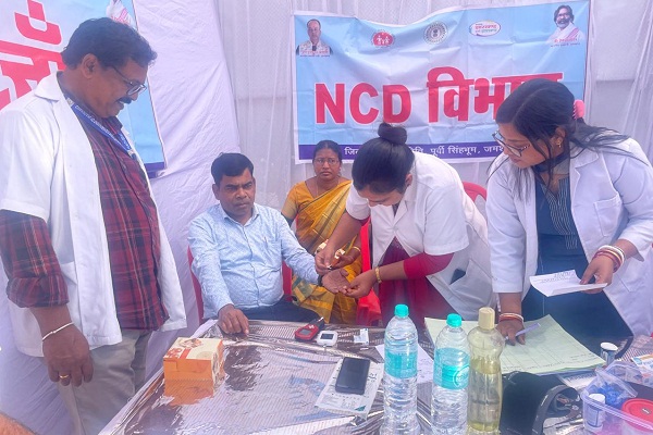 Jadugoda : प्रखंड स्तरीय स्वास्थ्य मेला में 408 ग्रामीणों ने उठाया शिविर का लाभ