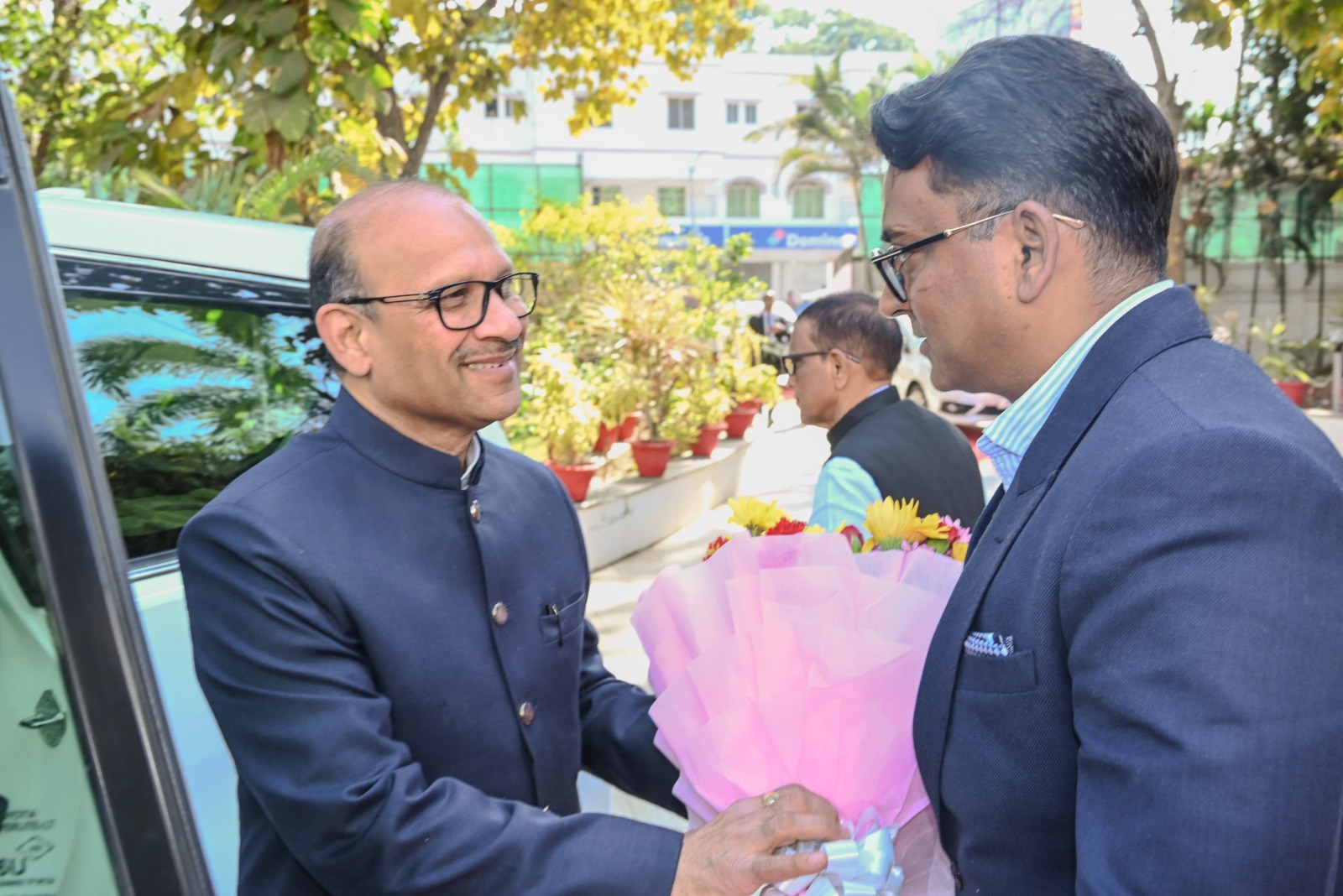 Deoghar: सुप्रीम कोर्ट के न्यायाधीश संदीप मेहता पहुंचे देवघर, डीसी ने किया स्वागत