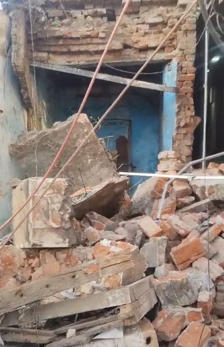Deoghar: टावर चौक पर गिरा पुराना मकान, दुकानदार जख्मी, बड़ा हादसा टला