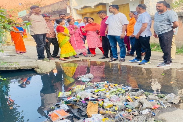 Jamshedpur : मानगो में सफाई व्यवस्था पर सरयू राय का बड़ा खुलासा, 256 में 151 सफाई कर्मी रहते हैं गायब