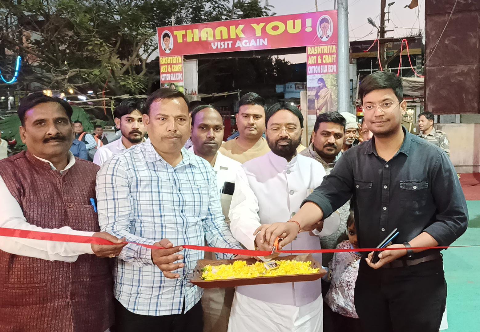 Deoghar: राष्ट्रीय आर्ट एंड क्रॉफ्ट कॉटन सिल्क एक्सपो शुरू, विधायक-एसडीओ ने किया उदघाटन