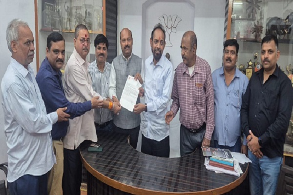 Jamshedpur : टाटा से बलिया के लिए सीधी ट्रेन सेवा की मांग, सांसद को सौंपा मांग पत्र