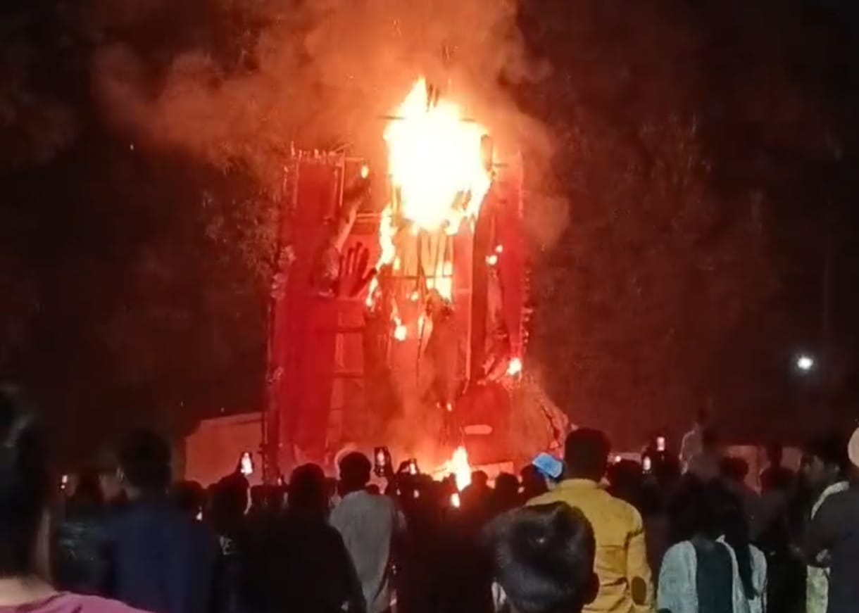 Fire: सिदगोड़ा में विसर्जन के दौरान प्रतिमा में लगी आग