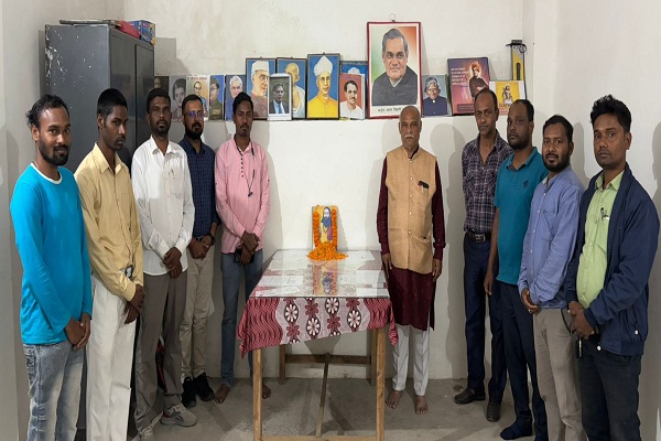 Chandil : नारायणा आईटीआई लुपुंगडीह में संत रविदास की मनाई गई जयंती