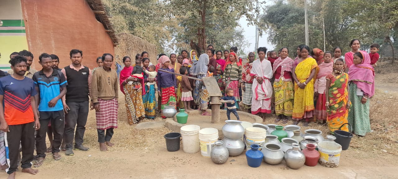 Potka: दारुसाईं में पेयजल के लिए मचा हाहाकार, महिलाओं ने बर्तन के साथ किया जोरदार प्रदर्शन