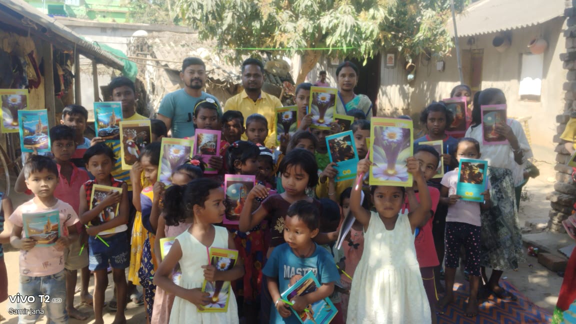  Baharagoda: सांसद के जन्मदिन पर बच्चों में बांटी गई शिक्षण सामग्री