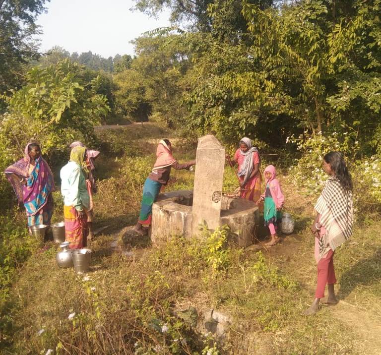 Chakulia : भालुकनाला में भीषण पेयजल संकट का सामना कर रहे हैं 50 परिवार