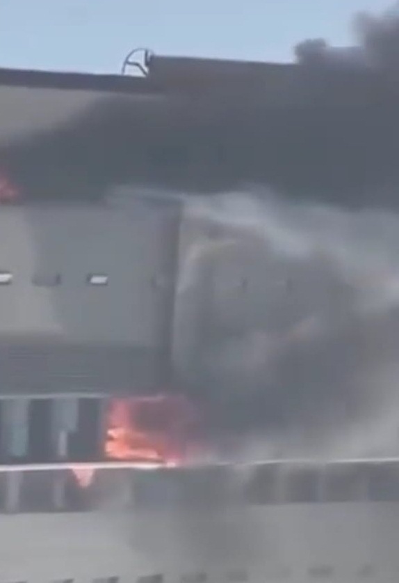 Mumbai : मुंबई में 42 मंजिली इमारत में लगी आग, राहत व बचाव दल पहुंचा