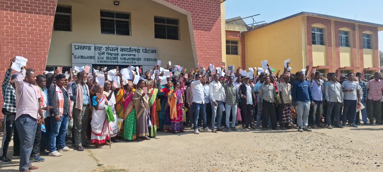 Potka: राशन की मांग को लेकर सैकड़ो कार्ड धारीयों ने प्रखंड कार्यालय के समक्ष किया जोरदार प्रदर्शन