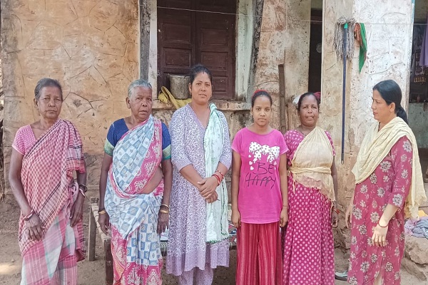 Gua : दिल्ली में बिछड़ी सारंडा के करमपादा की बेटी सकुशल घर लौटी