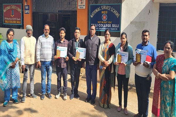 Silli :  माइक्रो बायोलॉजी  में उत्कृष्ठ प्रदर्शन करने वाले छात्रों को मिला सम्मान
