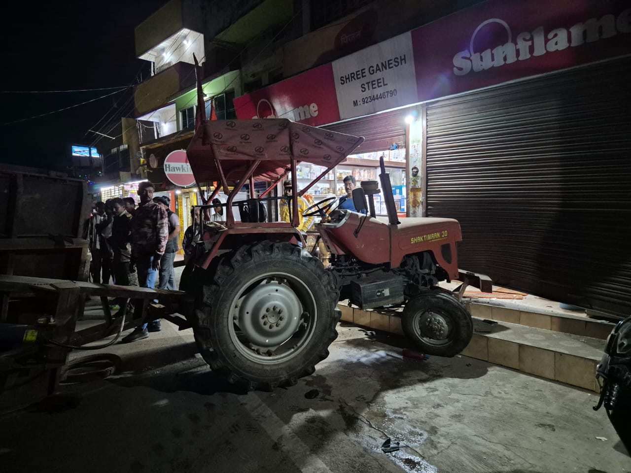 Jadugoda: मुसाबनी मुख्य सड़क पर बाइक और ट्रेक्टर के बीच सीधी टक्कर में एक की मौत