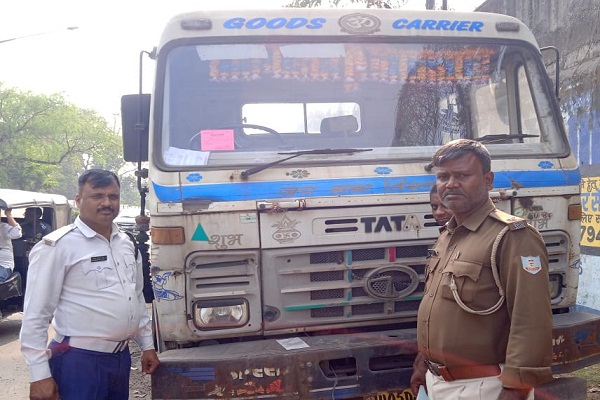 Jamshedpur : भारी वाहनों के खिलाफ ट्रैफिक पुलिस का एक्शन शुरु, बर्मामाइंस में नो पार्किंग में खड़े वाहनों में चिपकाया नोटिस