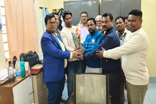 Jadugoda : यूसिल के बागजाता यूनिट के खान प्रबंधक से मिला अनुसूचित जनजाति कर्मचारी संघ का प्रतिनिधिमंडल