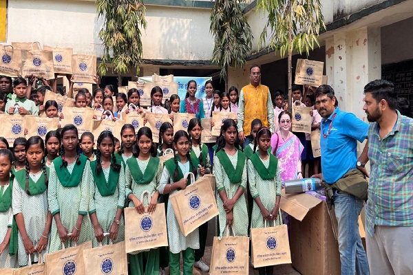 Jadugoda : उत्क्रमित मध्य विद्यालय हितकू के बच्चों के बीच यूसिल ने बांटे लंच बॉक्स