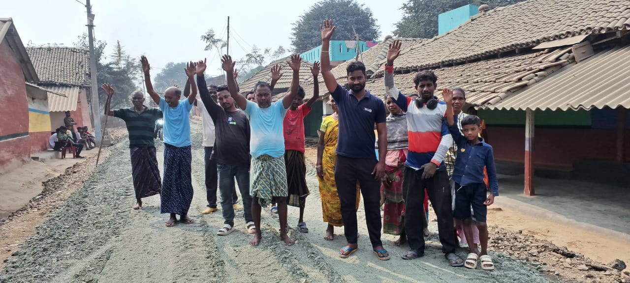 Potka: सड़क किनारे नाली बनाने की मांग को लेकर ग्रामीणों ने किया विरोध प्रदर्शन