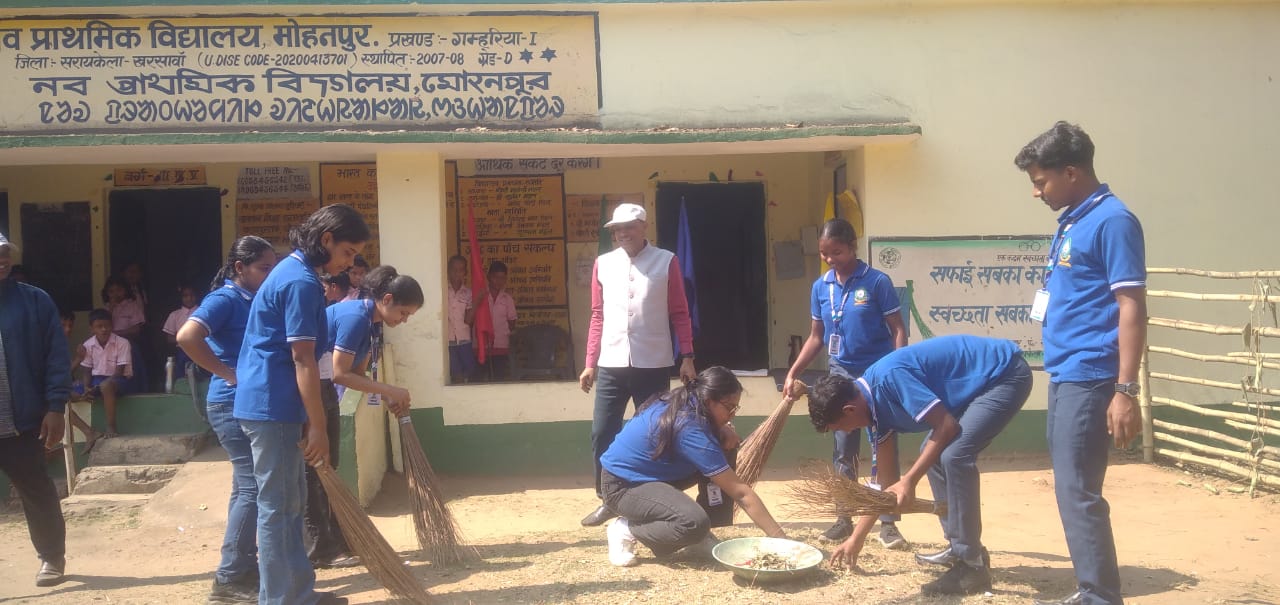 Gamaharia:एक्सआइटीइ कॉलेज ने मोहनपुर में चलाया स्वच्छता अभियान