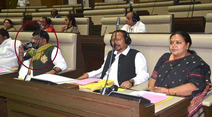 Jharkhand Assembly: विधानसभा में फोन का उपयोग बना विवाद का कारण, सत्र के अंतिम दिन मंत्री का फोन जब्त, क्या है पूरा मामला?