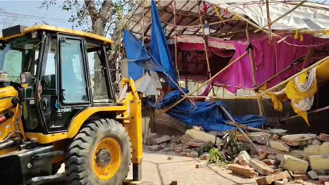 Bokaro: BSL ने सेक्टर 12 बी में अवैध निर्माण पर की कड़ी कार्रवाई, चलाया बुलडोजर – देखें Video