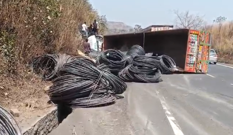 Ramgarh: अनियंत्रित होकर सड़क पर पलटा ट्रक, ग्रामीणों ने चालक को बचाया – देखिए दर्दनाक हादसे का Video