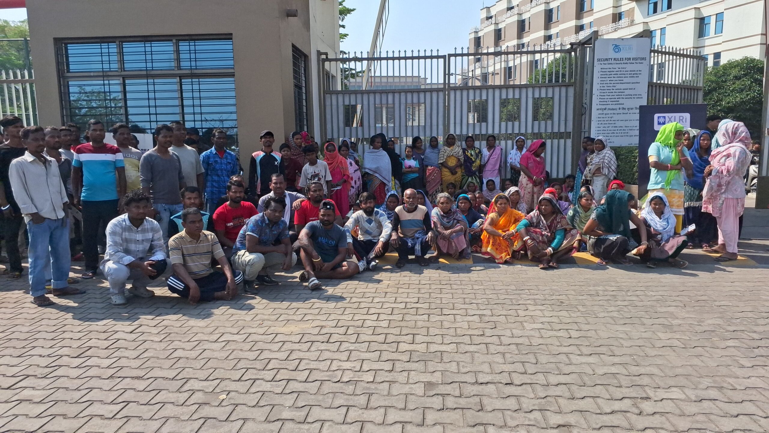 Jamshedpur : एक्सएलआरआई में महिला मजदूर की मौत, परिजनों ने गेट पर दिया धरना, मुआवजे की मांग