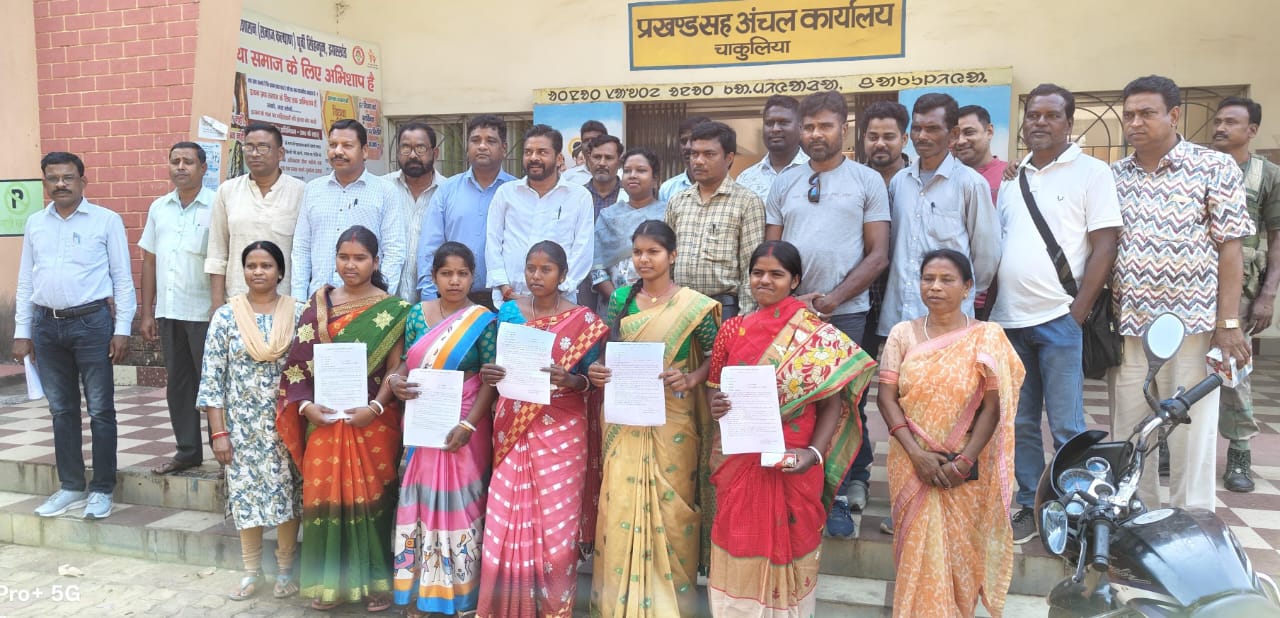 Chakulia : चयनित सेविका और सहायिकाओं को विधायक ने नियुक्ति पत्र प्रदान किया
