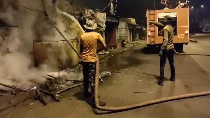 Gamharia : कांड्रा में सड़क किनारे स्थित चार दुकानों में लगी आग