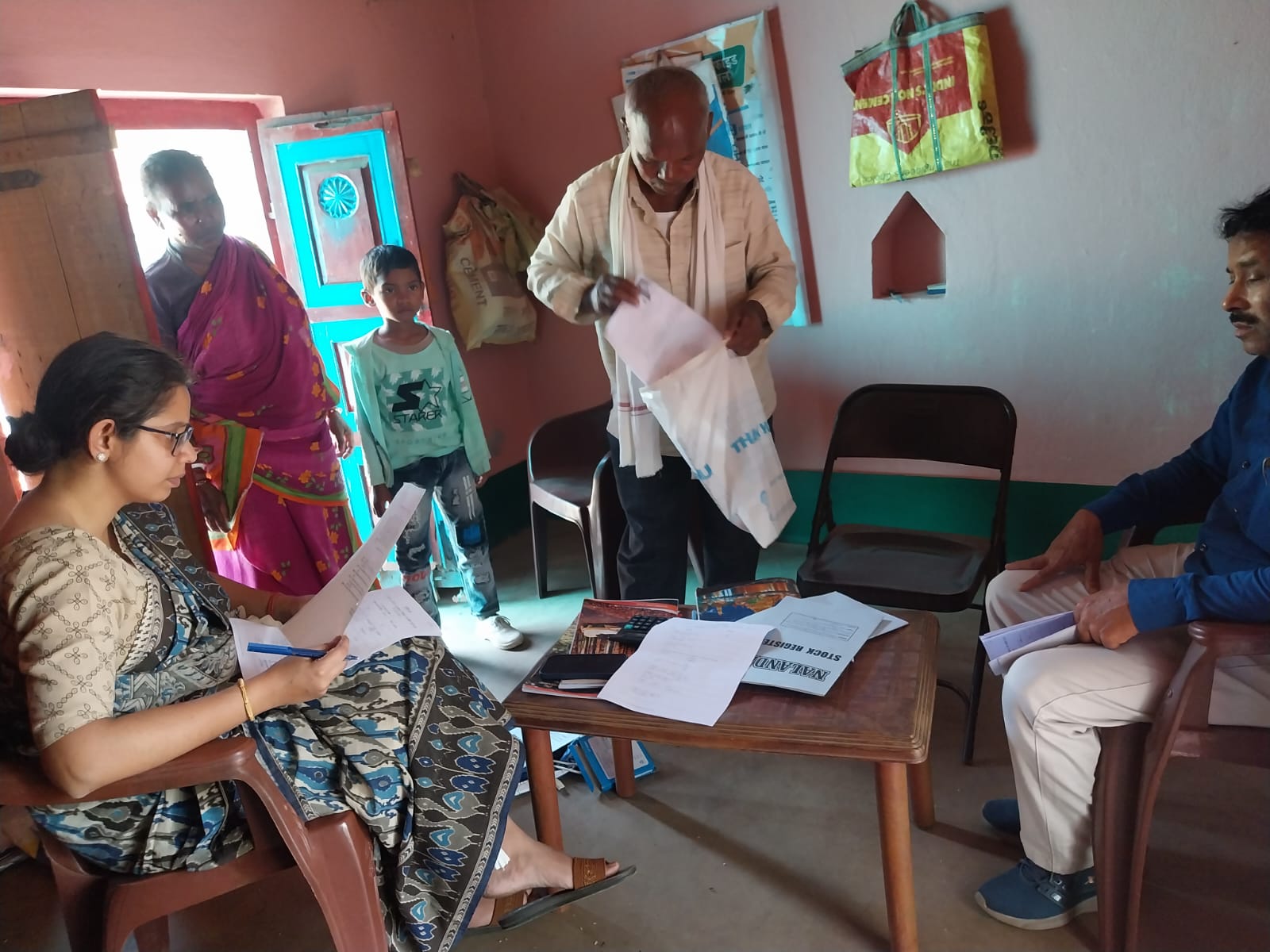 East Singhbhum: जिला दण्डाधिकारी के निर्देश पर सभी प्रखंडों के नोडल पदाधिकारियों ने पीडीएस दुकानों का किया औचक निरीक्षण