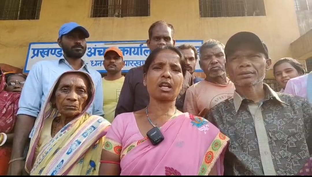 Dhanbad: गर्मी के कारण पेयजल संकट बढ़ा, ग्रामीणों ने किया प्रदर्शन