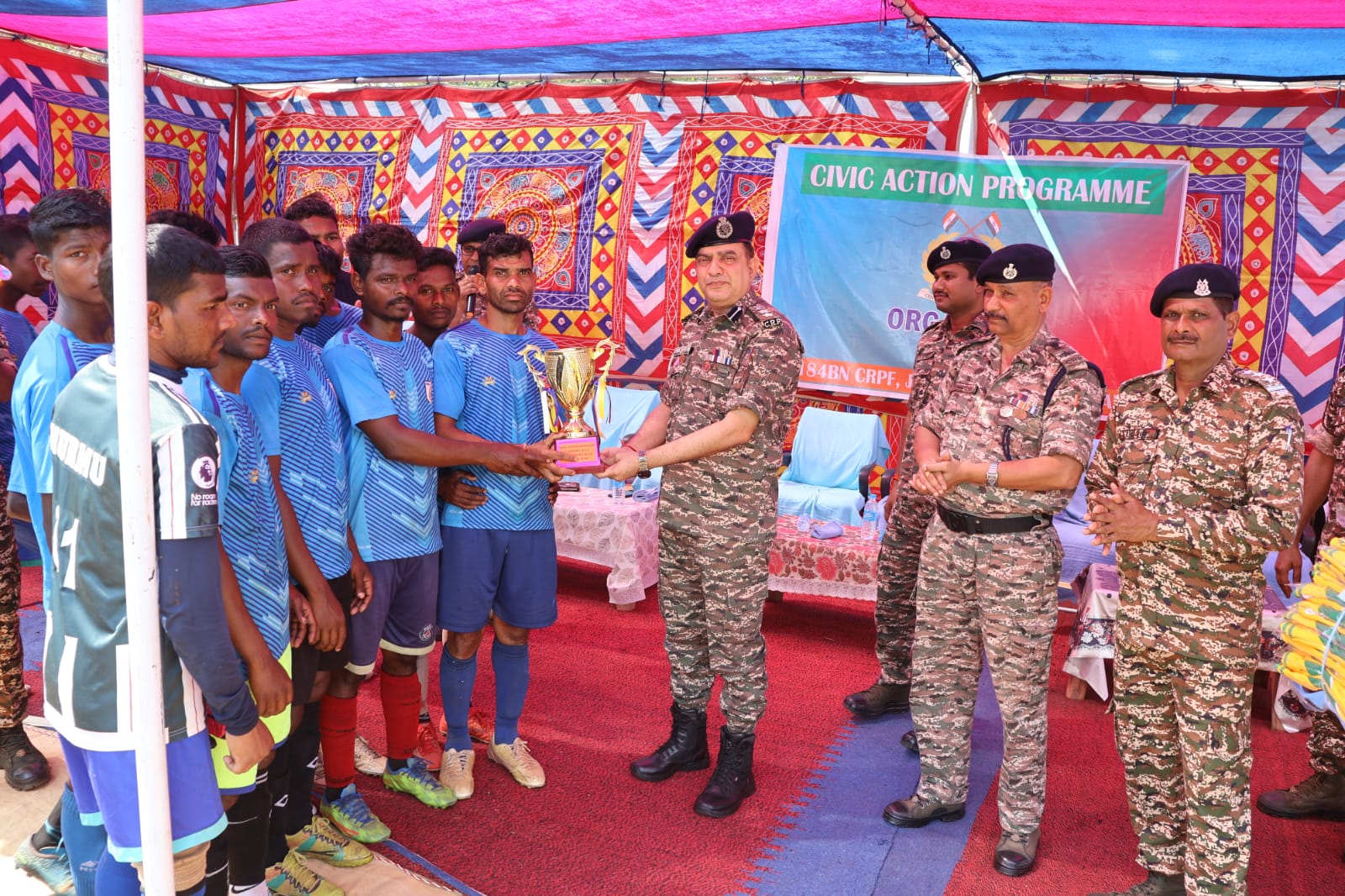 Jhargram: CRPF का सिविक एक्शन प्रोग्राम, जरूरतमंदों लोगों को दी गई दैनिक उपयोग की वस्तुएं