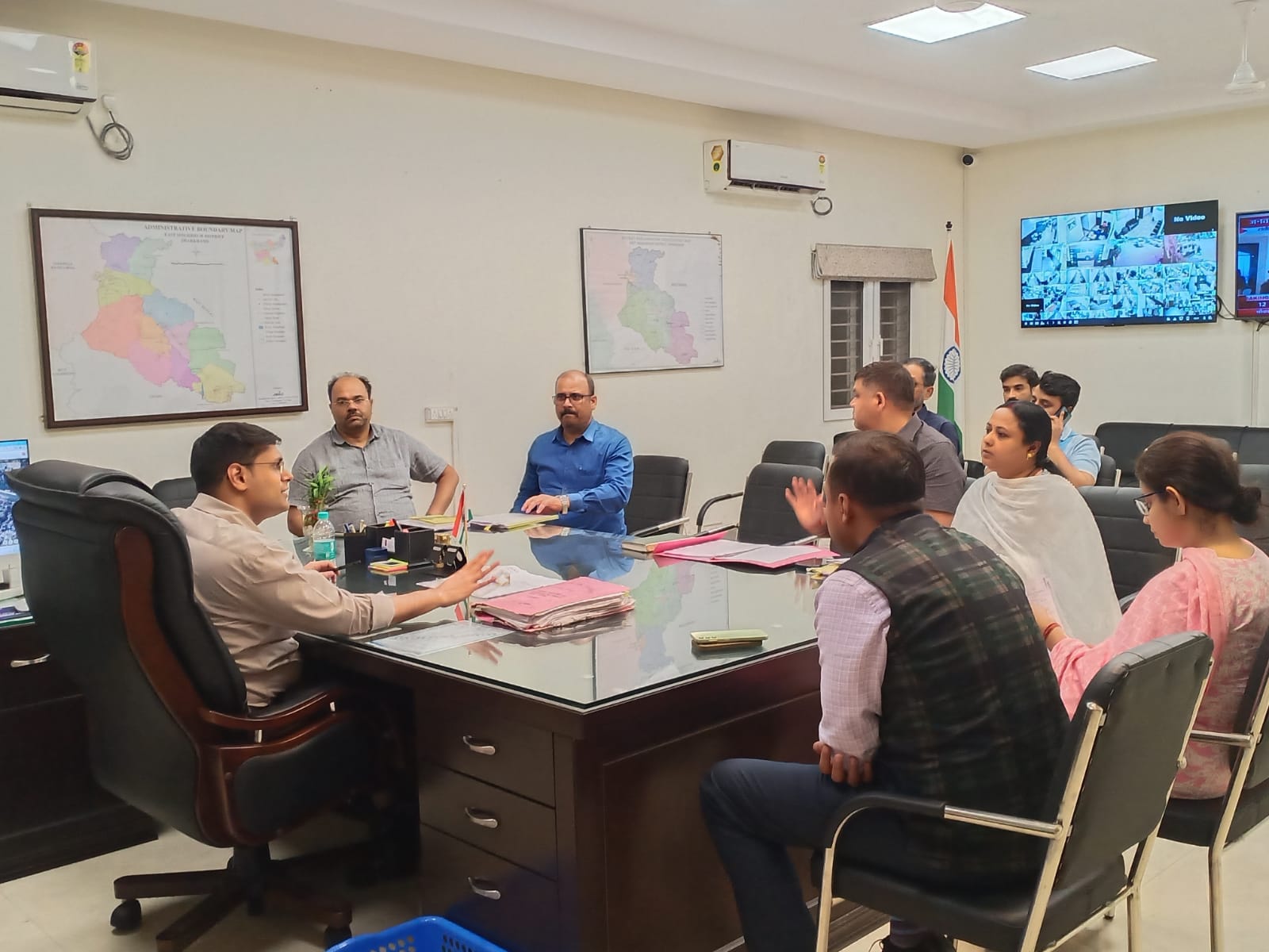 Jamshedpur: जिला दण्डाधिकारी ने सभी प्रखडों के नोडल पदाधिकारियों के साथ की बैठक, जन वितरण प्रणाली दुकानों के जांच रिपोर्ट की समीक्षा कर दिए आवश्यक दिशा-निर्देश