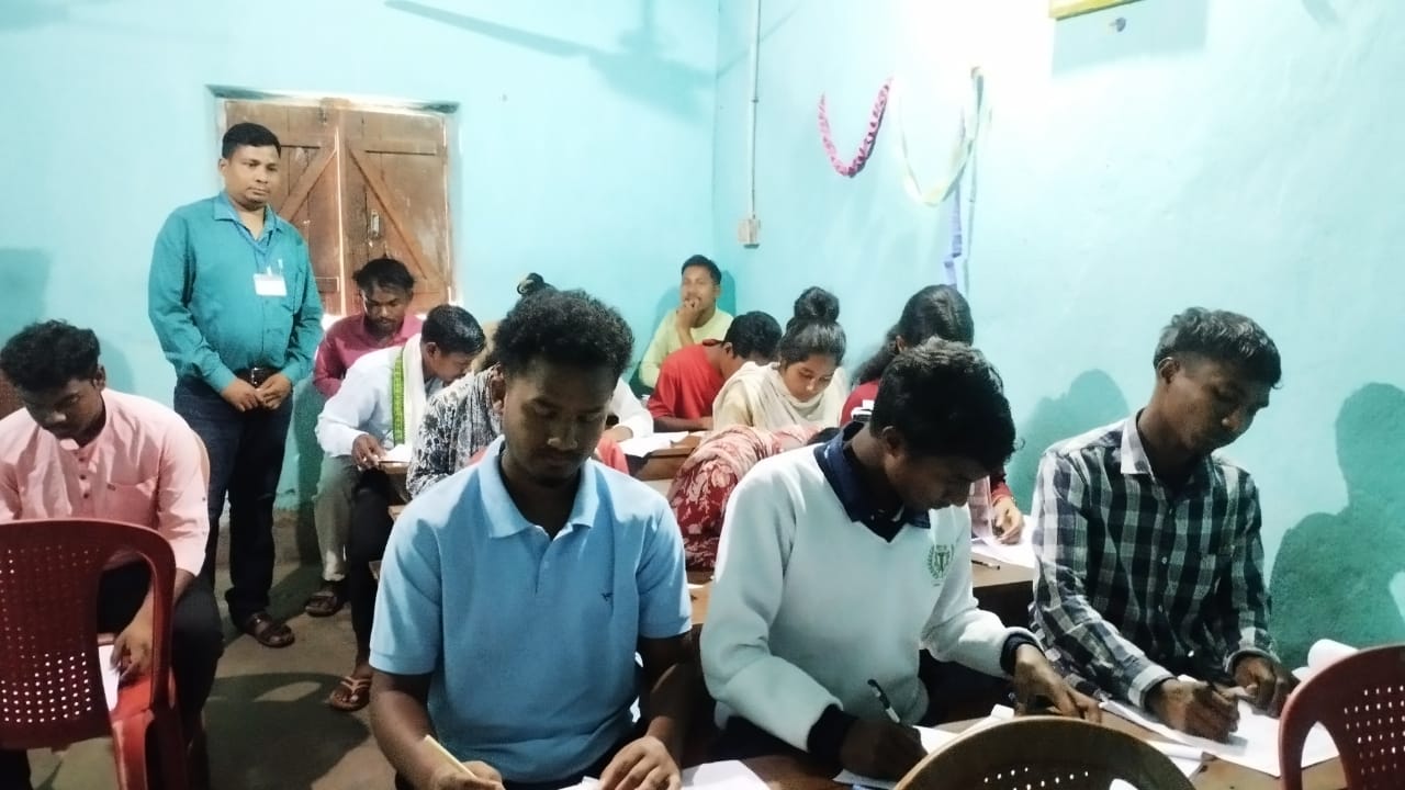 Chaibasa : हो हयम अदो सनागोम बिड़व बदाबदि का आयोजन, सैकड़ों विद्यार्थियों ने लिया भाग