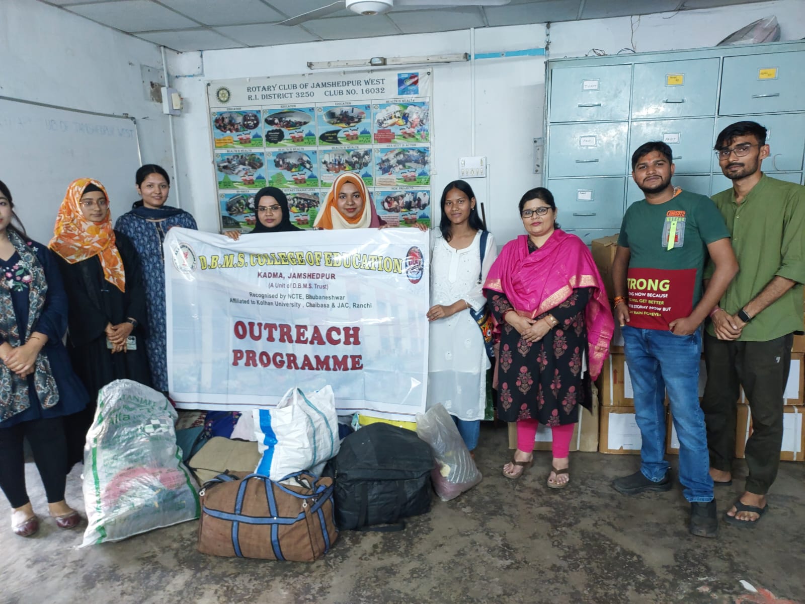 Jamshedpur: रोटरेक्ट क्लब ऑफ़ DBMS कॉलेज का आउटरिच कार्यक्रम – जरूरतमंदों की मदद और पालना घर का दौरा