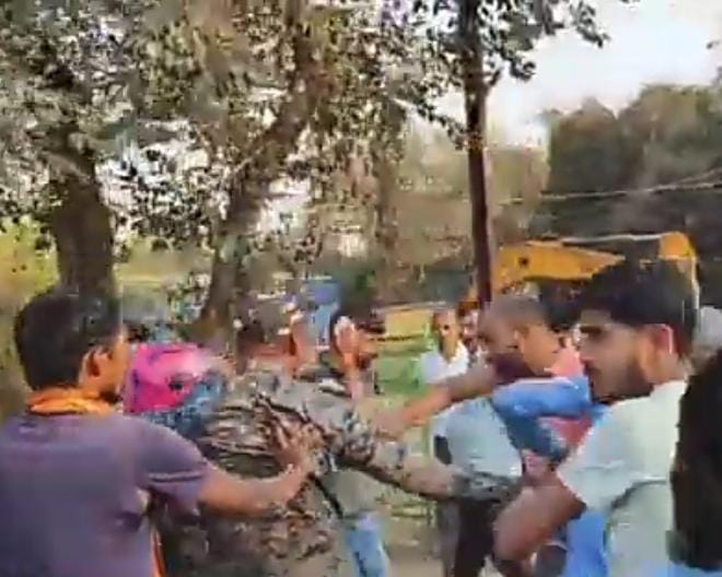 Deoghar: चेकिंग के दौरान महिला की मौत, गुस्साए लोगों ने ट्रैफिक पुलिस के जवानों को दौड़ा-दौड़ा कर पीटा