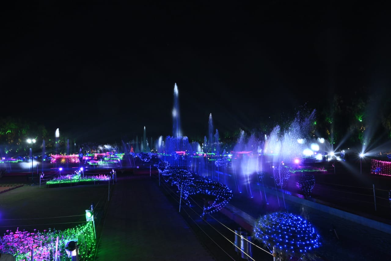 Jamshedpur : चेयरमैन के बटन दबाते ही रोशनी से नहाया जुबिली पार्क