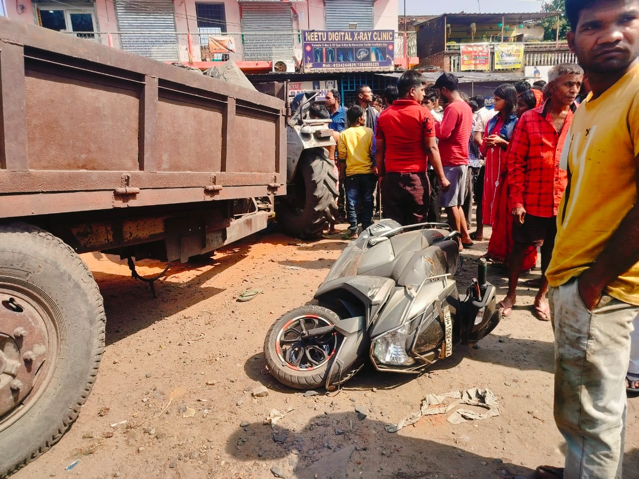Dhanbad: ट्रैक्टर के धक्के से स्कूटी सवार की मौत, ग्रामीणों ने की ट्रैक्टर चालक की पिटाई