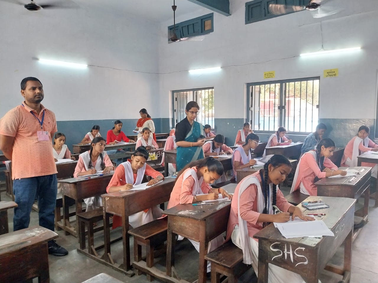 Jamshedpur : एसडीओ ने मैट्रिक परीक्षा केन्द्रों का किया निरीक्षण