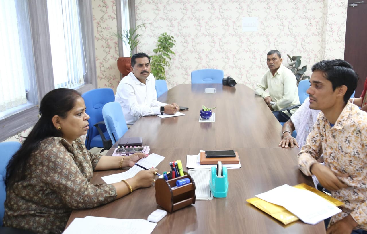 Bokaro: जनता दरबार में DRDA निदेशक ने सुनी आम जन की समस्याएं, कई मामलों का किया गया ऑन स्पॉट निष्पादन