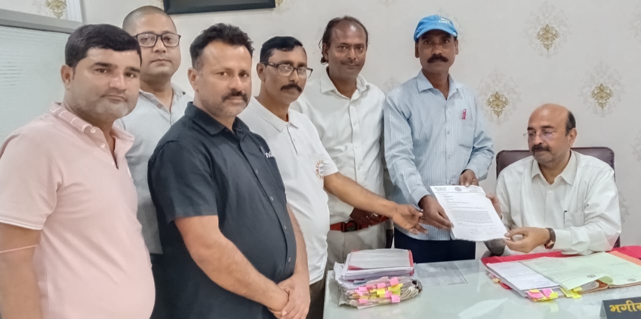 Jamshedpur: बागबेड़ा क्षेत्र में पानी आपूर्ति को लेकर पंचायत प्रतिनिधियों ने सौंपा मांग पत्र