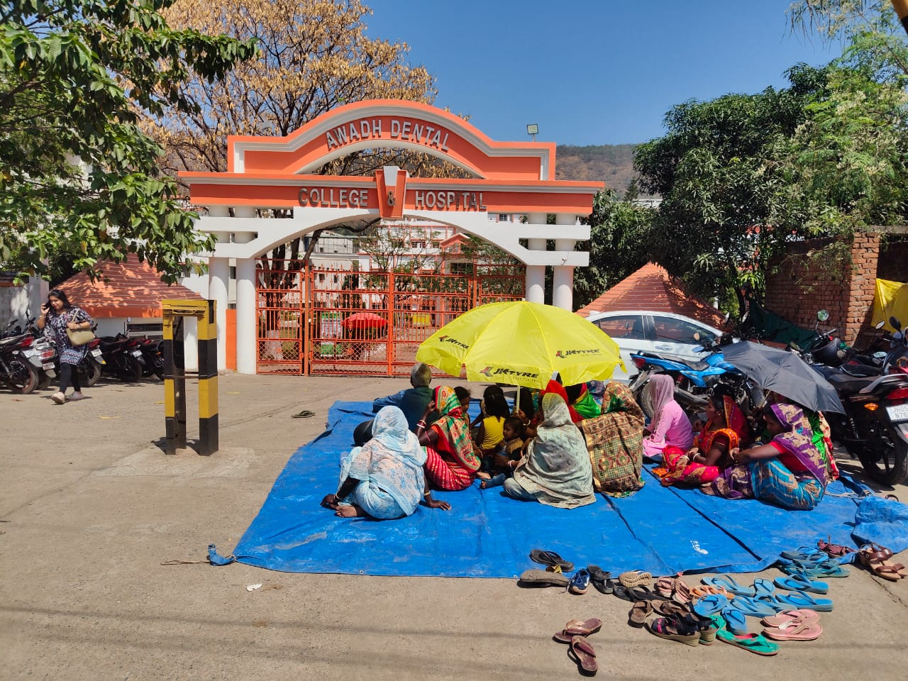 Jamshedpur : अवध डेंटल कॉलेज पर लापरवाही का आरोप, ग्रामीणों ने किया धरना प्रदर्शन