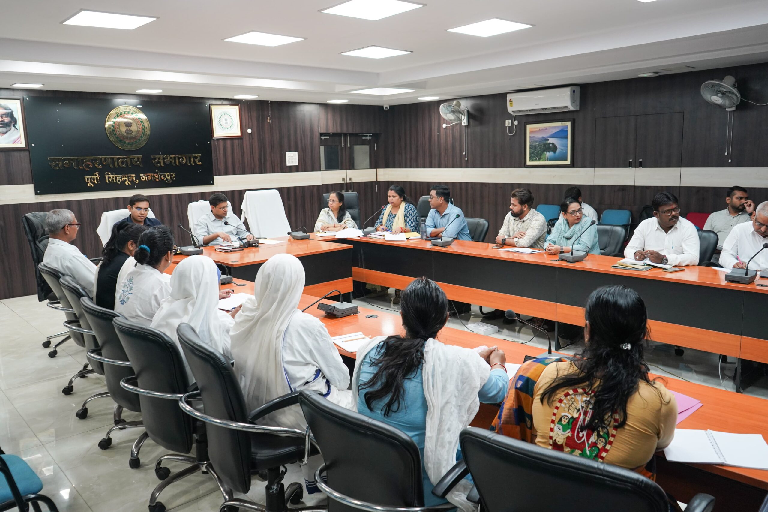 East Singhbhum: जिला उपायुक्त अनन्य मित्तल ने की चाइल्डलाइन, सी.डब्ल्यू.सी., ऑब्जर्वेशन होम और वन स्टॉप सेंटर के कार्यों की समीक्षा